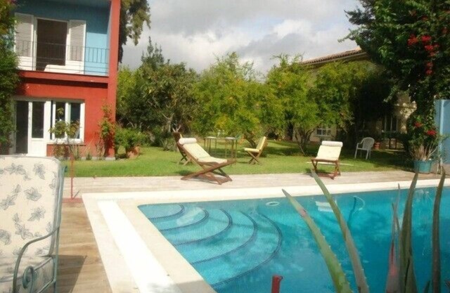 BEAUTIFUL GARDEN VILLA WITH PRIVATE SWIMMING POOL AT SEVILLE DOWNTOWN