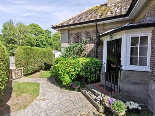 Beautiful gate house a 4 minute walk from beach