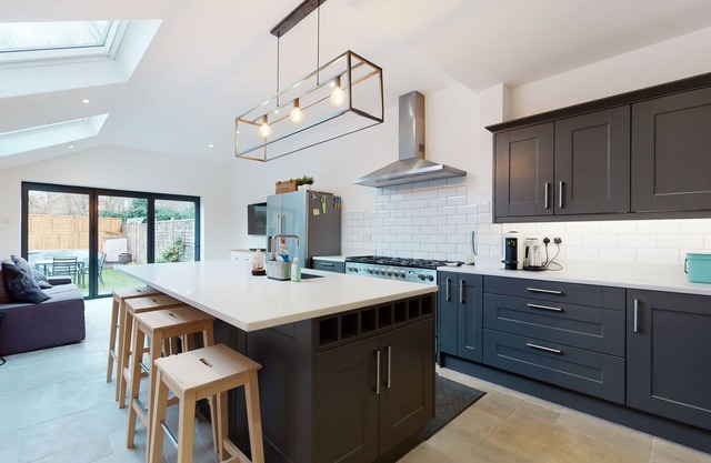 Beautiful 3 bed house 30 mins from Central London
