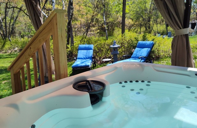 Beautiful Getaway in the Heart of the Poconos, Pool & HotTub, Game room , Ski