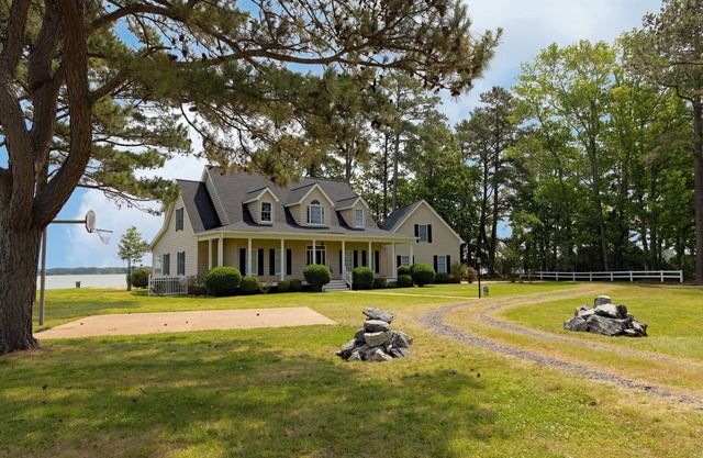 Beautiful Golden View Bayfront Retreat