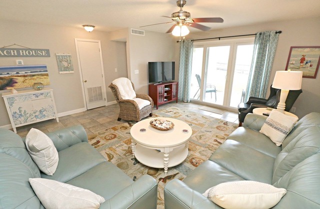 Beautiful, Ground Floor, Just Steps From the Pool & Beach! Also has Boat Ramp