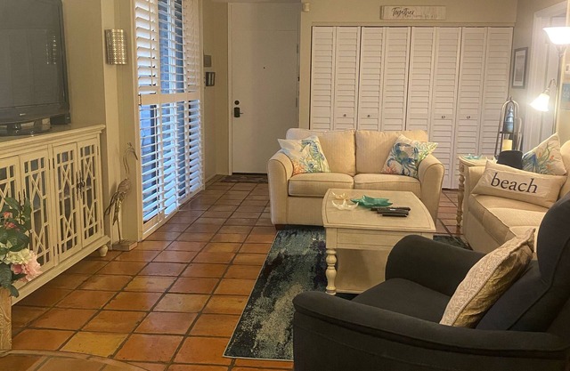 Beautiful ground floor Siesta Key Unit w/pool, beach and fishing pier