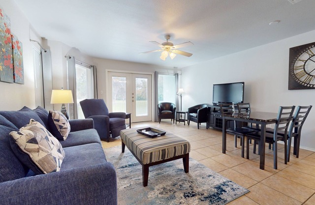 Beautiful Guadalupe River hideaway! WW E101 *Free Tubes with Rental*