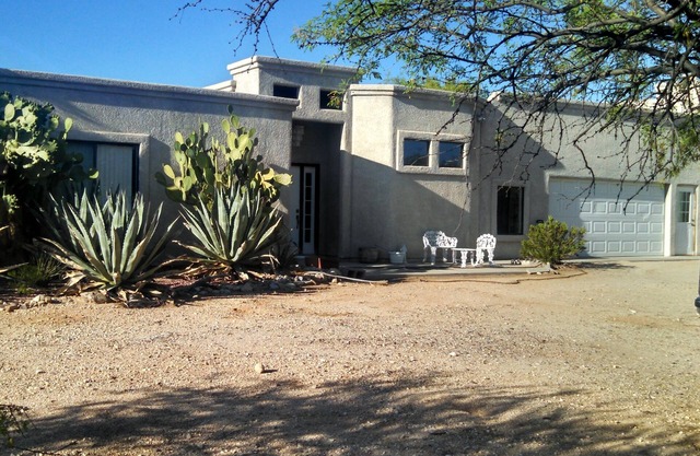 Beautiful Guest Home On 5 Acres With Excellent Moutain Views. Secure, Peaceful.