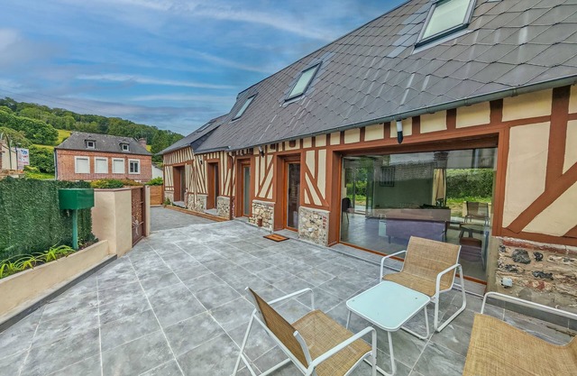 Beautiful Honfleuraise House 10-12 persons 6 CH with swimming pool