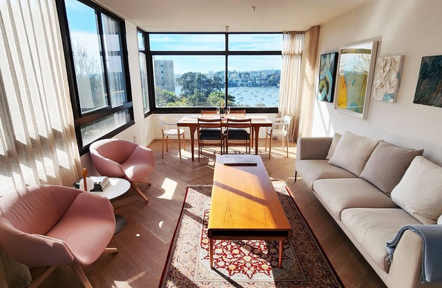 Beautiful harbour views, stylish apartment & pool