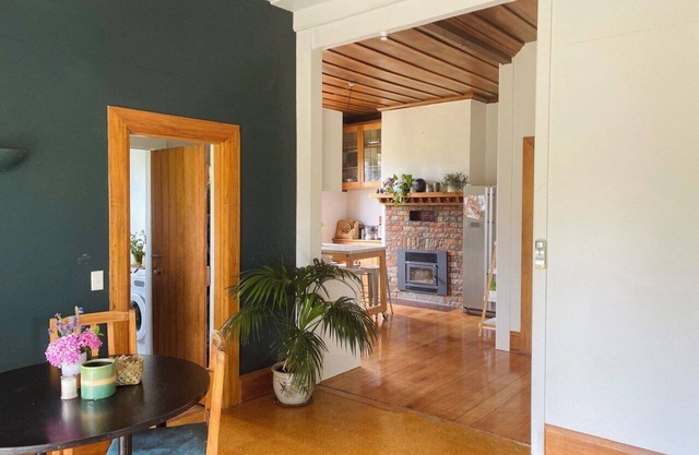 Beautiful Havelock North Country Cottage on Organic Orchard. Pet friendly.