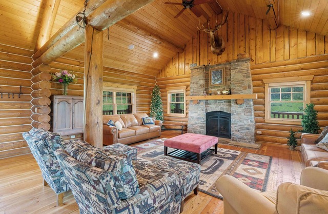 Beautiful Henrys Lake Log Cabin
