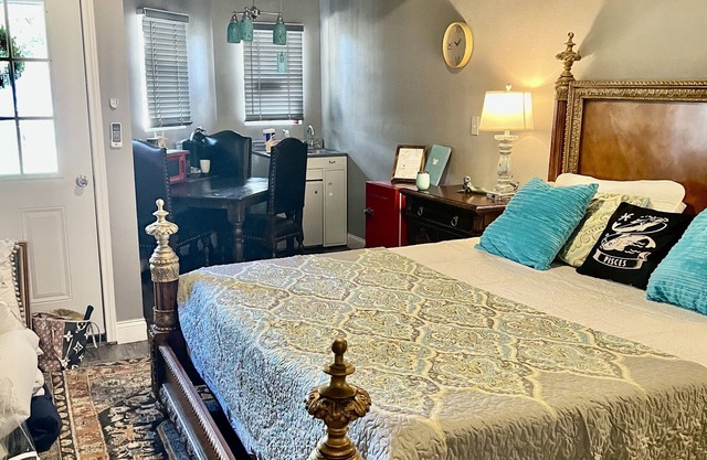 Beautiful Hill Country Cabin with a kitchenette - close to Boerne and Bulverde