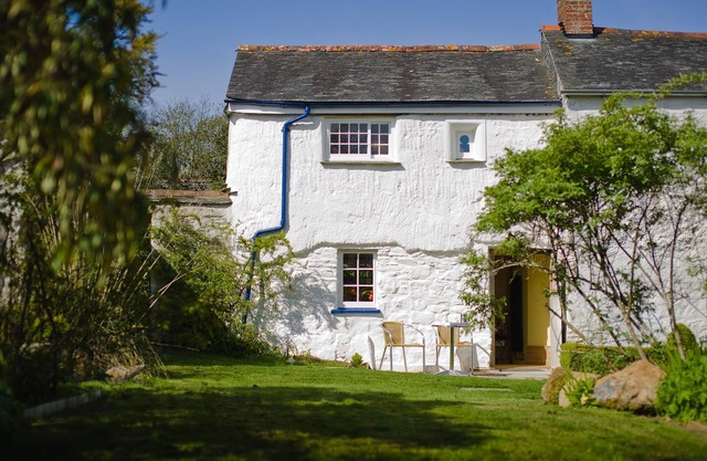 Beautiful Historic Cottage In 540m2 Walled Garden