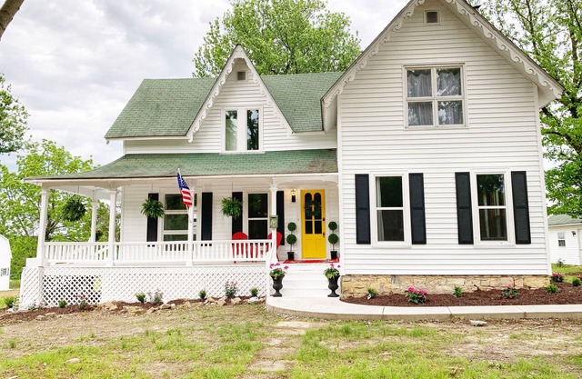 Beautiful Historic Farmhouse: Perfect for Fugitive Beach, Military, & MS&T!