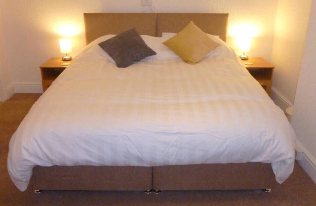 Beautiful Home from Home Two Bedroom Apartment in Crosby, Liverpool, UK