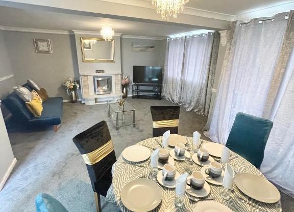 Beautiful Holiday Home Near Newport City Centre, Laurel Road - Sleeps up to 8