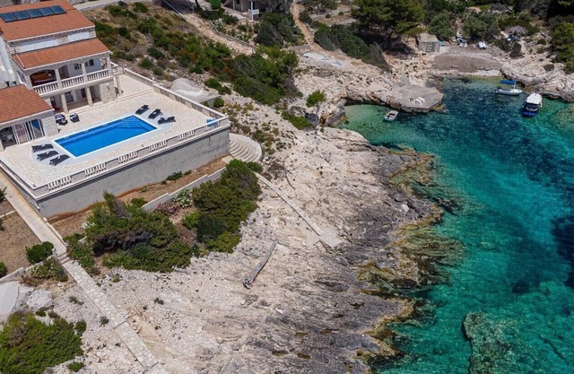 Beautiful Holiday House with private pool