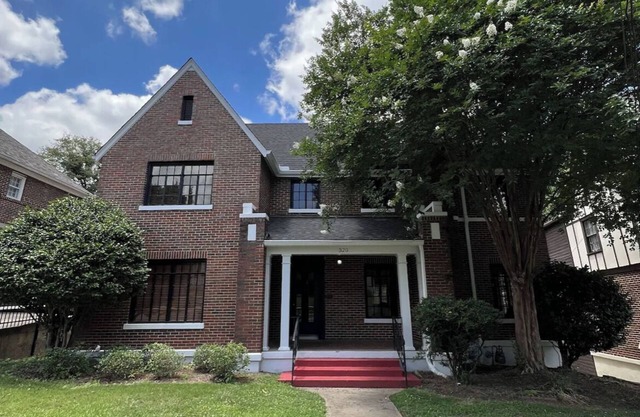 Beautiful home, 4 minute walk to the Strip and 13 minute walk to the Stadium.