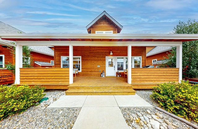 Beautiful home close to Pend Oreille River with WiFi, fireplace, workspace, w/d