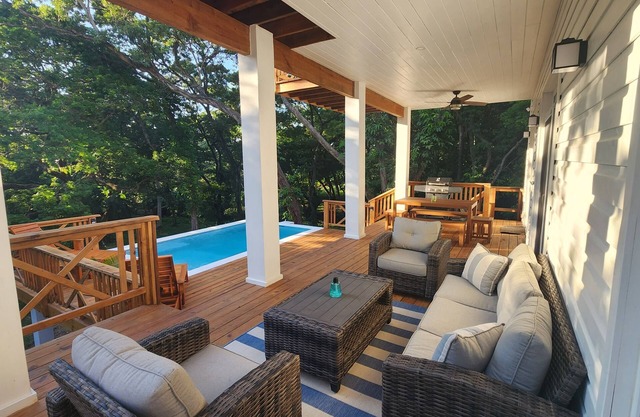 Beautiful home, easy 4 min walk to best of West Bay Beach