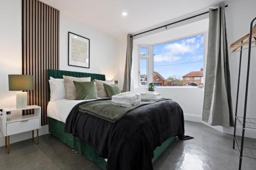 Beautiful Home, Free Parking For Large Groups Sleeps 10 Book Now!