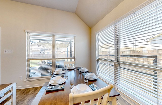 Beautiful home in a friendly neighborhood with enclosed yard & al fresco dining