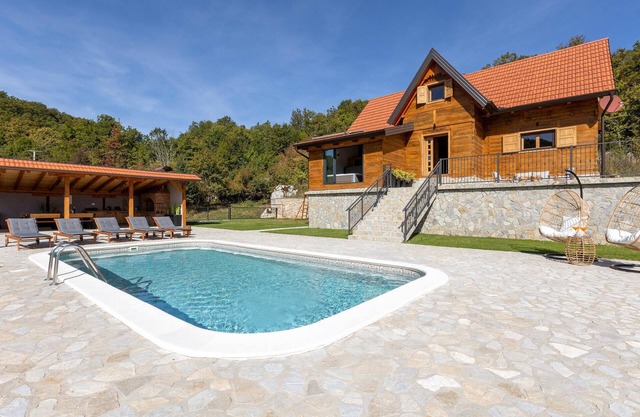 Beautiful home in Barlete with WiFi