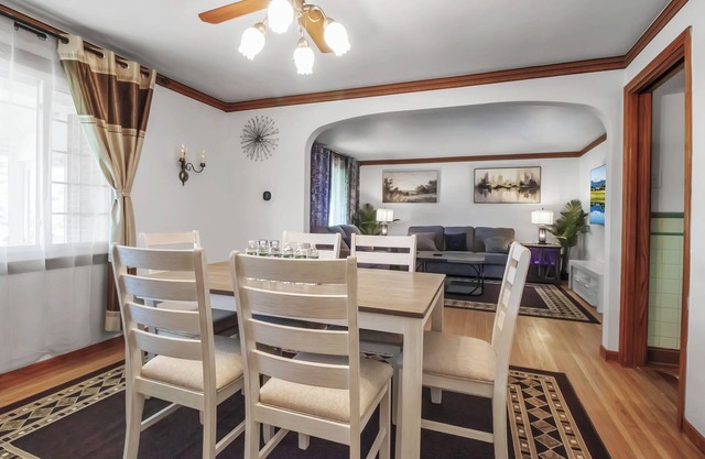 Beautiful Home in Buffalo near Airport with AC, WiFi, 3King Beds & Free Parking