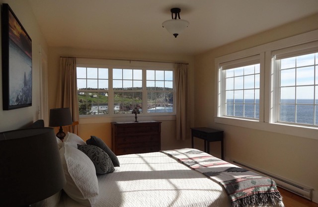 Beautiful home in Flatrock, spectacular ocean view, spacious grounds, magical