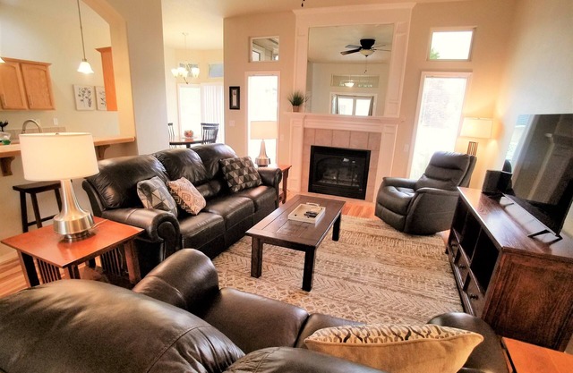 Beautiful Home in Golf Course Community - 3 Bedroom plus Den