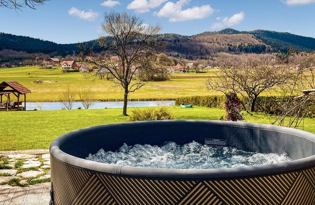 Beautiful home in Otocac with jacuzzi