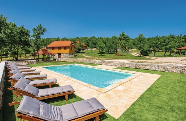 Beautiful home in Perusic with WiFi