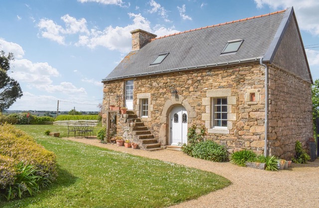 Beautiful home in Pleudaniel