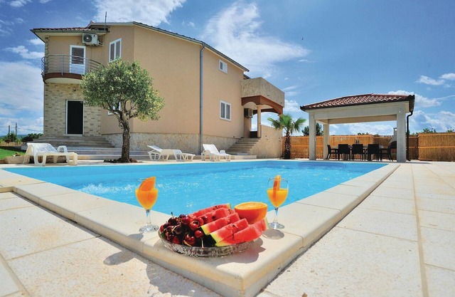 Beautiful home in Pridraga with kitchen