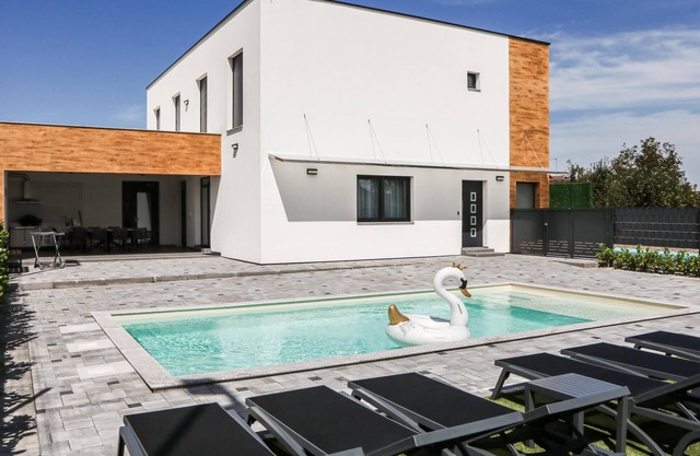 Beautiful home in Rokovci with sauna