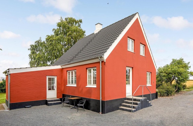 Beautiful home in Svaneke with kitchen