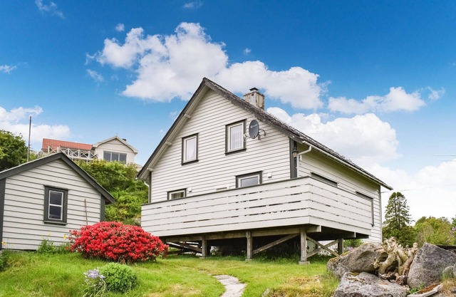 Beautiful home in Sveio with WiFi