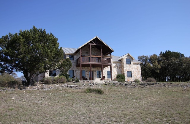 Beautiful home on 5 acres w/private pool. The best Frio Canyon views!