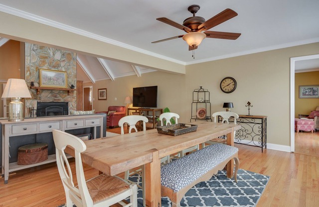 Beautiful Home on Horse Farm, Bring your dogs or friends - close to golf too!