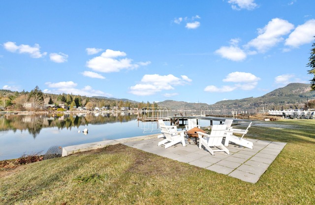 Beautiful Home on Lake Samish with Deck- 10 minute drive to Fairhaven