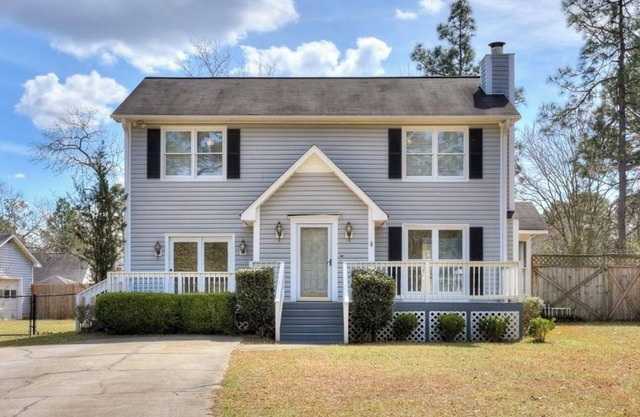 Beautiful home Perfect for the masters , 3 bedrooms and 2.5 baths! With a Pool!