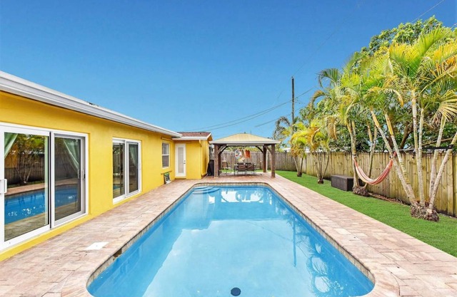 Beautiful home, pool, near Sawgrass Mills Mall