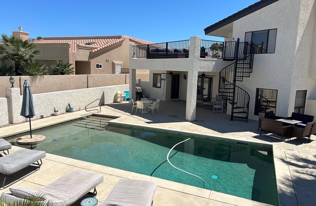 Beautiful home with sparkling pool, near golf course, minutes from lake!