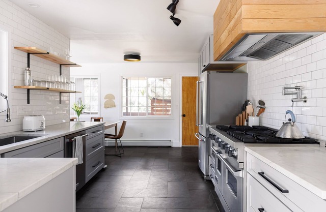 Beautiful Home w/Sauna - 4min drive to downtown