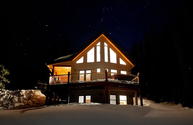Beautiful Home w/Spacious Deck, Hot Tub, Game Room, Pet Friendly - Porcupine Slopes