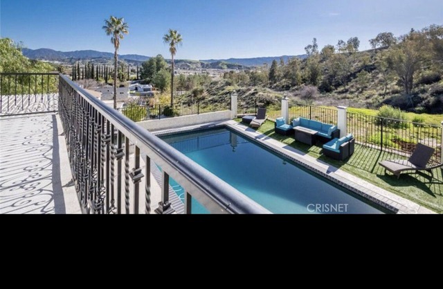 Beautiful home with views /10 minutes from Six Flags Magic Mountain