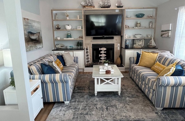 Beautiful Home with a Hot Tub and Community Pool in season