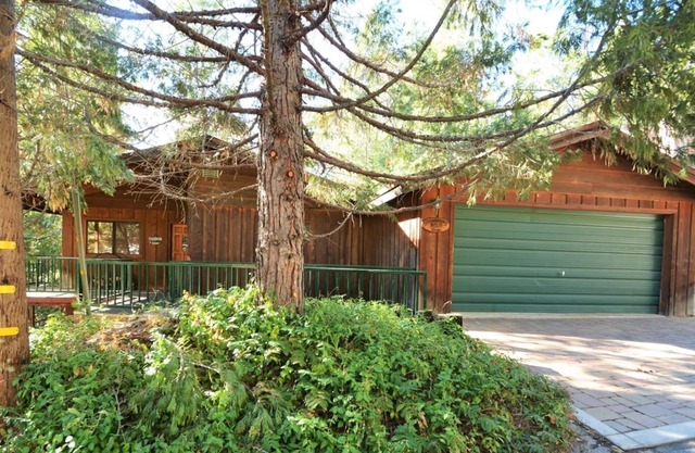 Beautiful home with large deck located in Willow Cove with boat slip - Near Yosemite National Park (LA27)