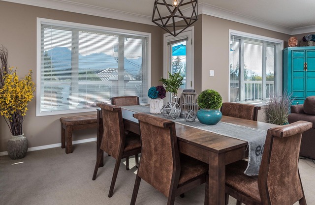 Beautiful Home with Mountain and Lake Views. 3 min walk to beach + 10 to town.