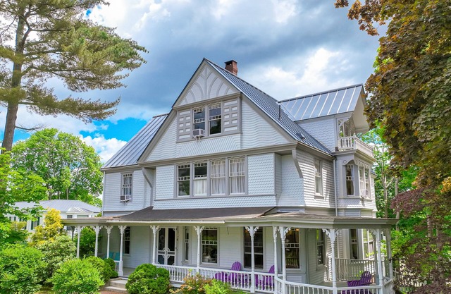 Beautiful home with Ping-Pong, fast WiFi & W/D - walk to dining