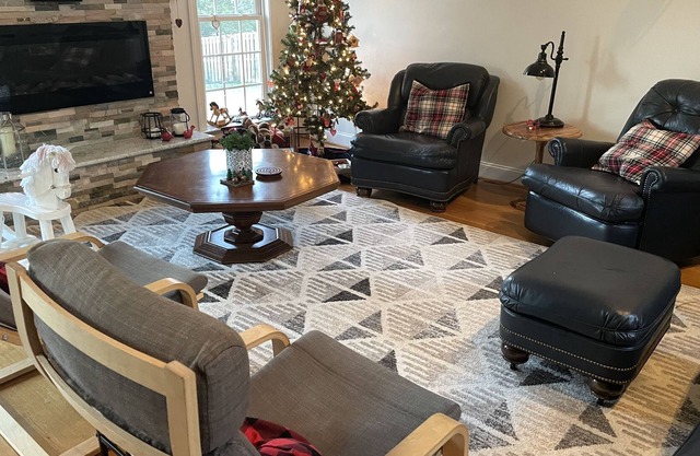 Beautiful home with large swimming pool, 5 minutes to GSO airport