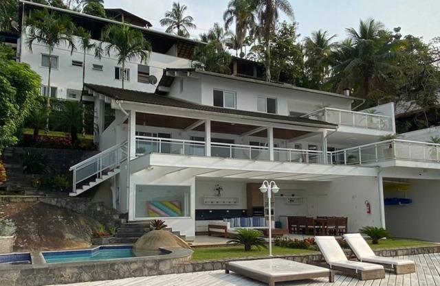 Beautiful House with Magnificent View to Gipoia Island